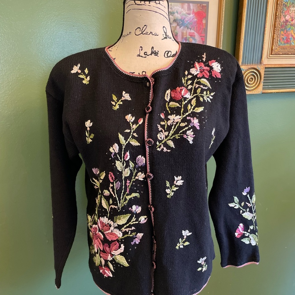 Floral Embroidered Black Sweater VINTAGE HEIRLOOM COLLECTIBLES SIZE SMALL